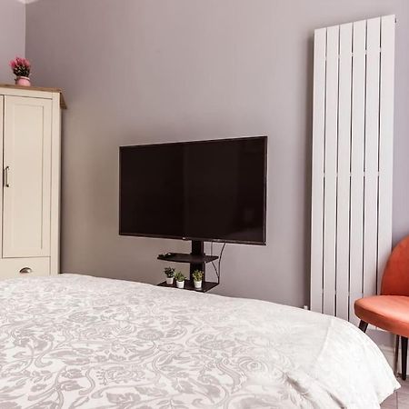 4 Bedroom House, 2 Min Walk From Station Londra Esterno foto