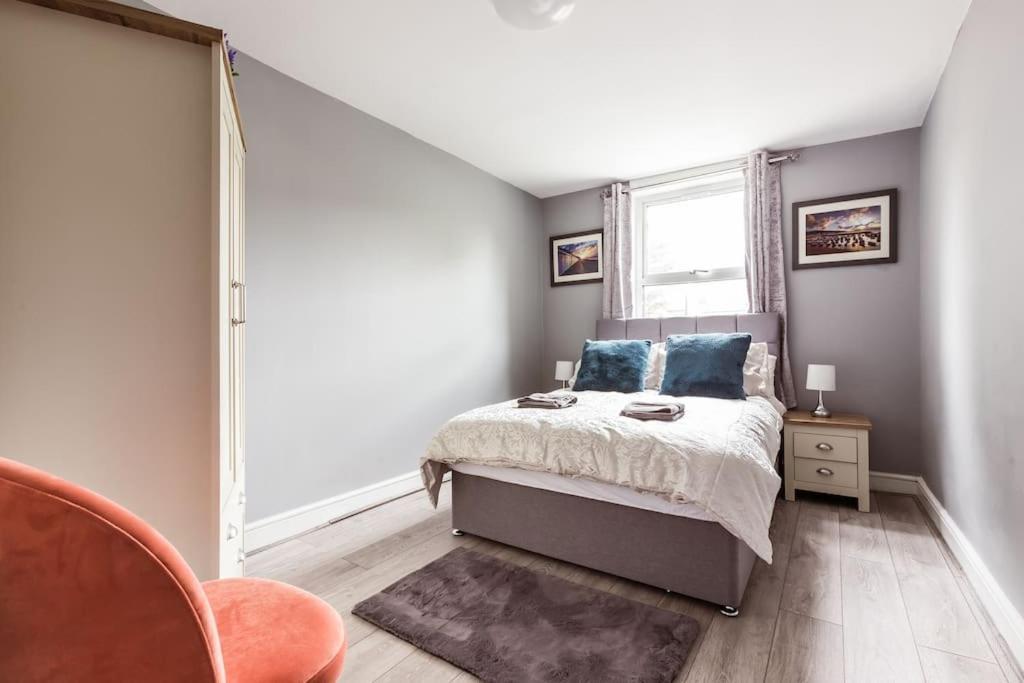 4 Bedroom House, 2 Min Walk From Station Londra Esterno foto