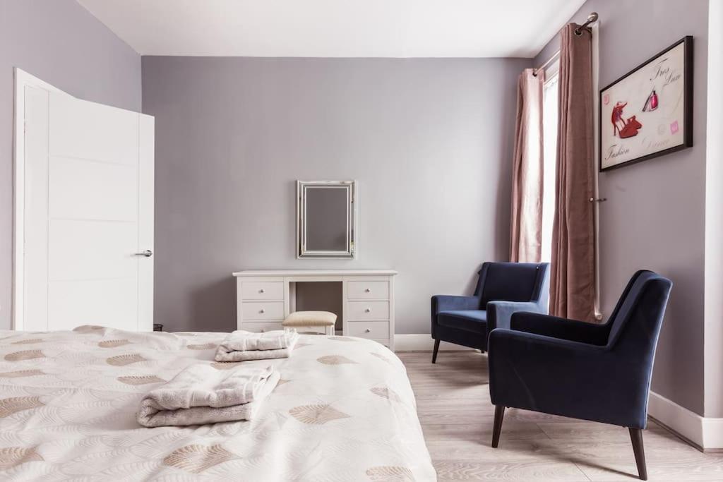 4 Bedroom House, 2 Min Walk From Station Londra Esterno foto