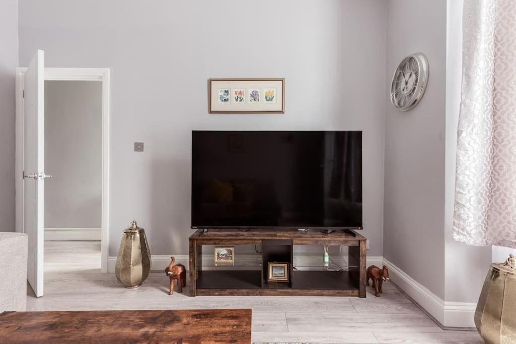 4 Bedroom House, 2 Min Walk From Station Londra Esterno foto