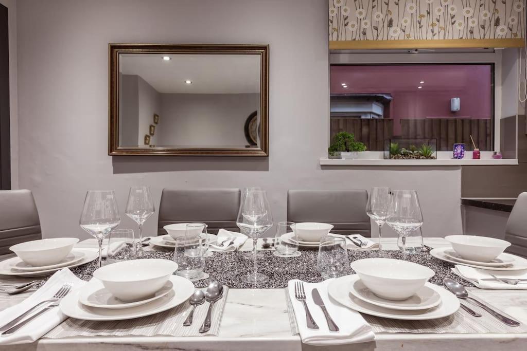 4 Bedroom House, 2 Min Walk From Station Londra Esterno foto