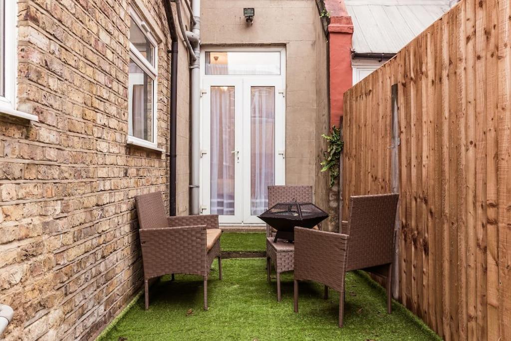4 Bedroom House, 2 Min Walk From Station Londra Esterno foto