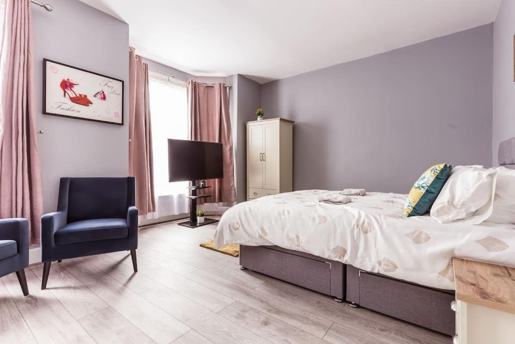 4 Bedroom House, 2 Min Walk From Station Londra Esterno foto