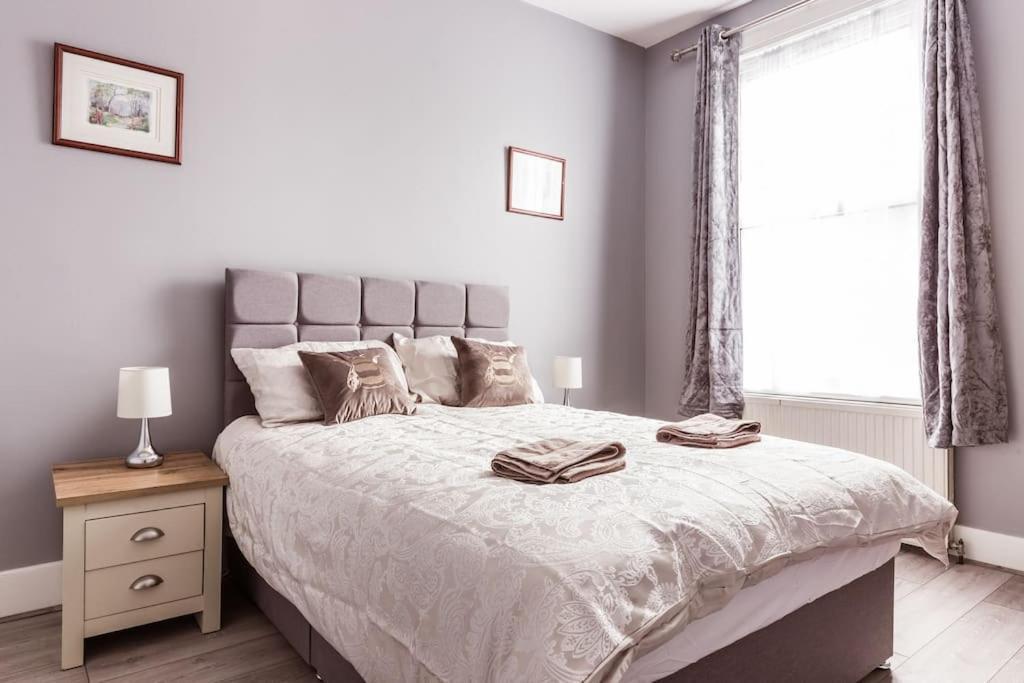 4 Bedroom House, 2 Min Walk From Station Londra Esterno foto