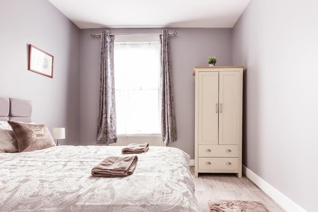 4 Bedroom House, 2 Min Walk From Station Londra Esterno foto