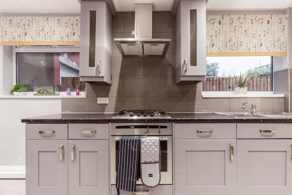4 Bedroom House, 2 Min Walk From Station Londra Esterno foto