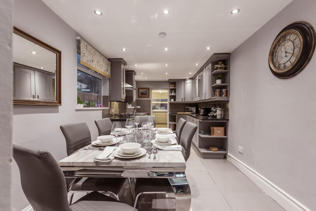4 Bedroom House, 2 Min Walk From Station Londra Esterno foto