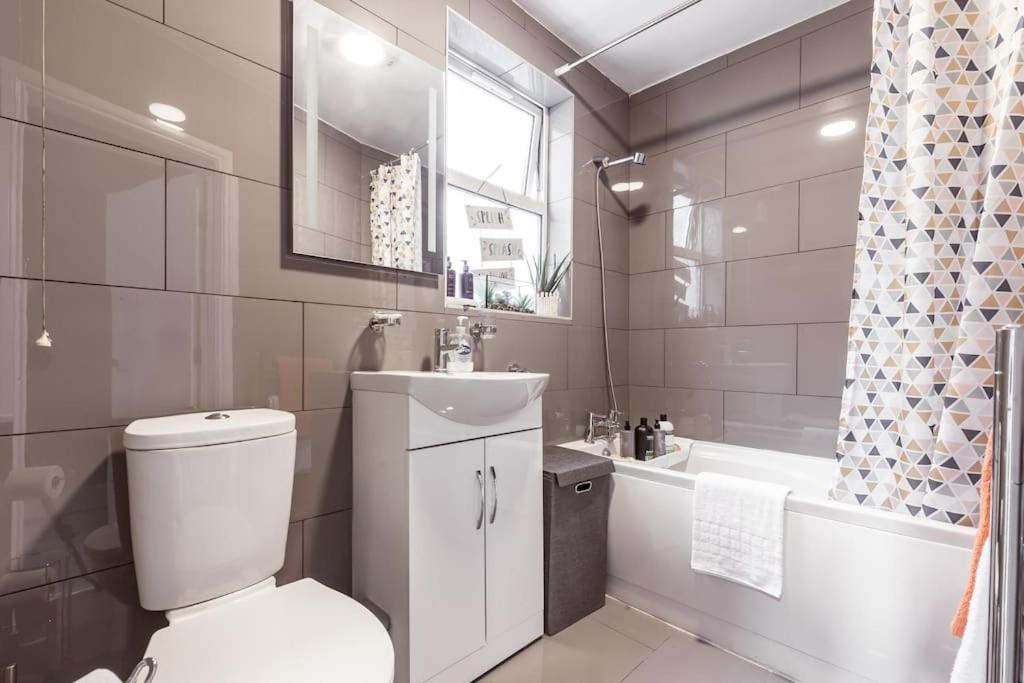 4 Bedroom House, 2 Min Walk From Station Londra Esterno foto