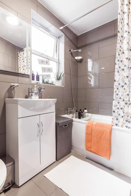4 Bedroom House, 2 Min Walk From Station Londra Esterno foto