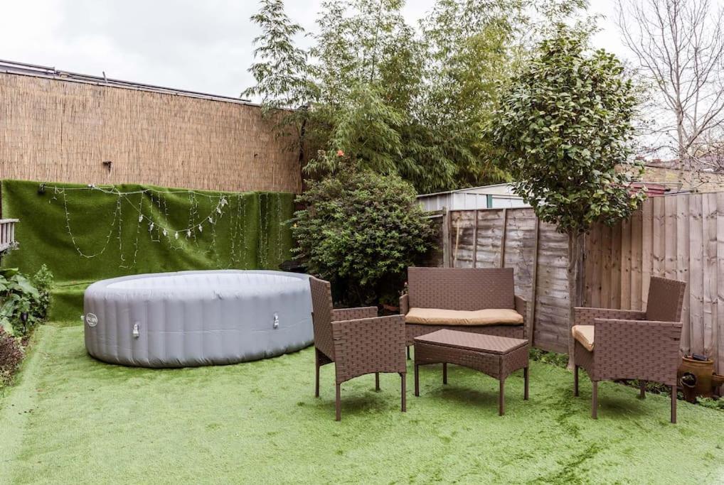 4 Bedroom House, 2 Min Walk From Station Londra Esterno foto