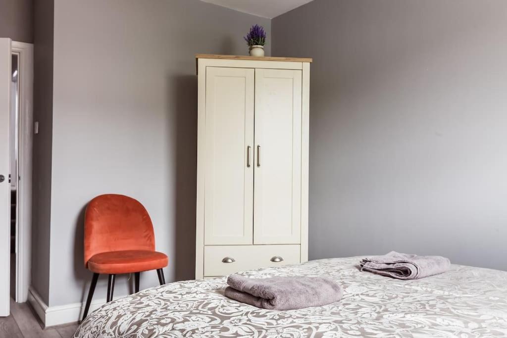 4 Bedroom House, 2 Min Walk From Station Londra Esterno foto
